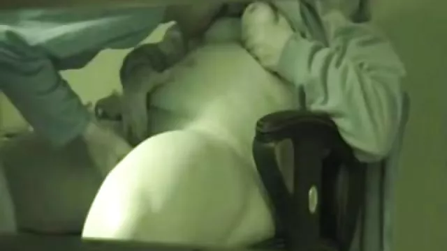 他媽的在沙發上繼母
