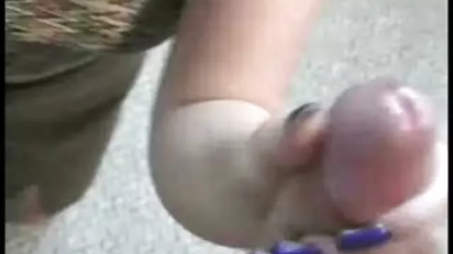 阿姨強迫我吮吸她的乳房..，我喜歡它