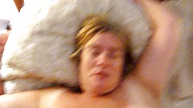 他進了他朋友的母親的床
