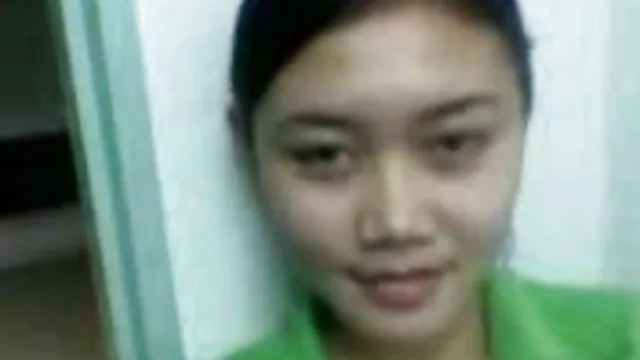 豐滿的金發女郎在桌子上性交