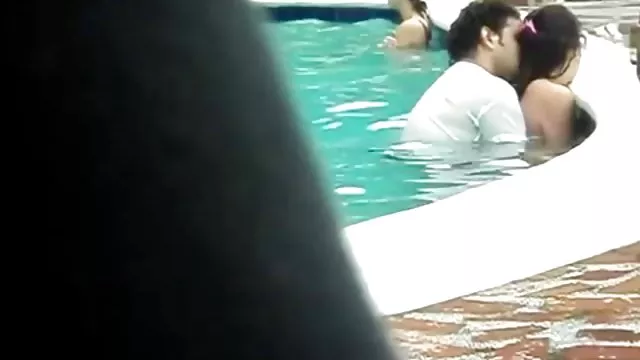鄰居帶著一些衣服下到游泳池＆＃8230