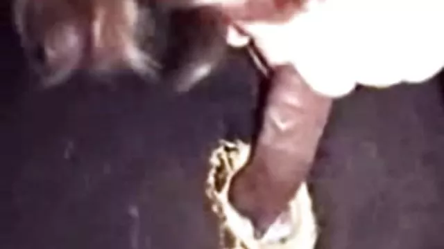 我看到我的侄女洗澡，看著她怎麼把它放在我身上