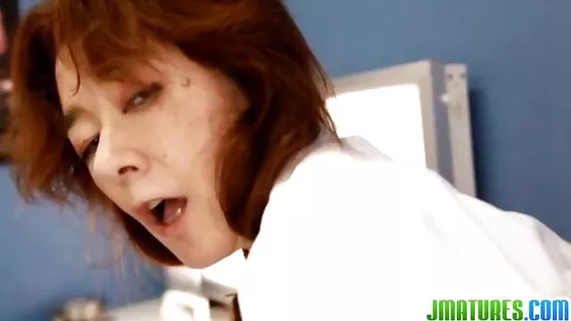 被一個年輕女孩和一個成熟的人解除了