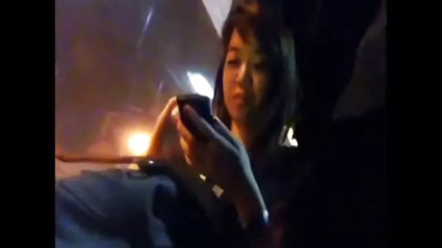 園丁向房子裡的女士扔了一點灰塵