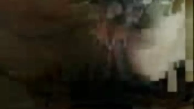 一個由陰部，另一個在嘴邊