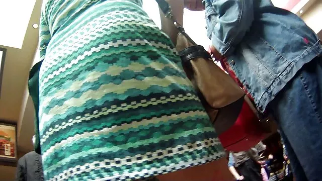 我把她綁在床上，我的兒子和我他媽的