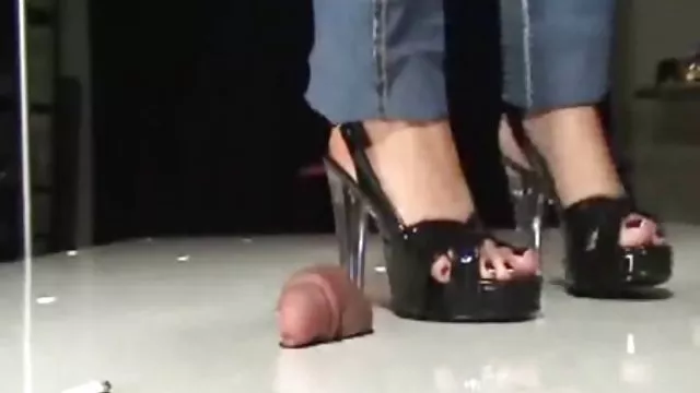 護士把褲子丟給工人，然後......驚喜！